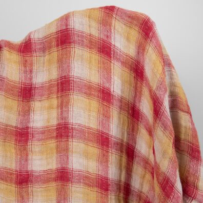 Lininis audinys raudonai languotas dvipusis skalbtas tinka drabužiams, lovos užklotams, dekoratyvioms pagalvėlėms siūti