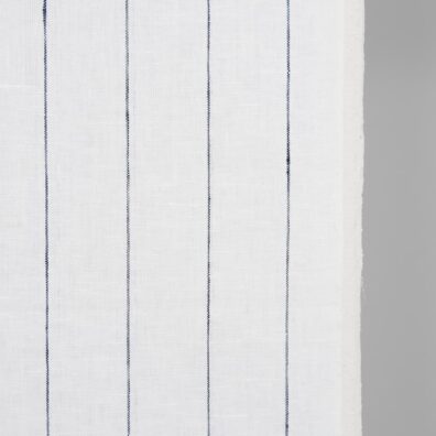 Lininis audinys rankšluostinis tamsiai mėlynais dryžiukais pieno baltumo fone