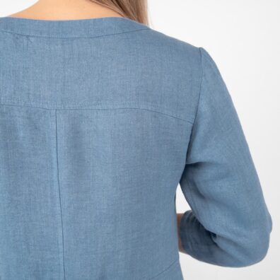 Lininė suknelė iš melanžinio, austo iš žalsvai mėlynų ir šviesios azuro mėlynos spalvos verpalų, audinio