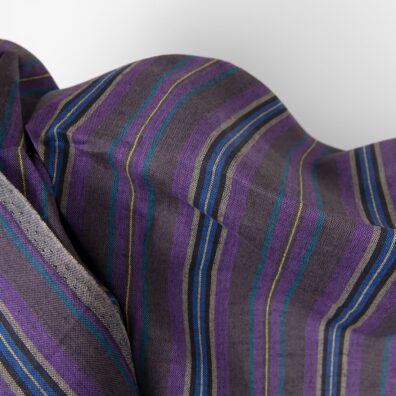 Puslininis audinys violetinių atspalvių dryžiais tinka drabužiams ir namų tekstilei siūti