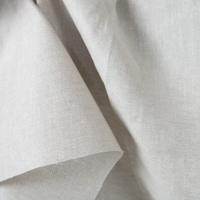 Lininis audinys šviesiai pilkas „eglutės“ raštu tinka drabužiams ir namų tekstilei siūti