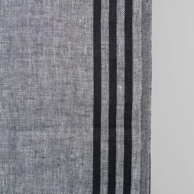 Lininis audinys rankšluostinis austas iš baltų ir juodų verpalų ruoželio raštu su juodomis juostelėmis kraštuose