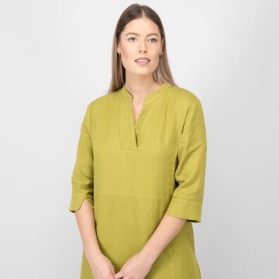 Lininė gelsvai žalia suknelė su V formos iškirpte dekoruota klostelėmis