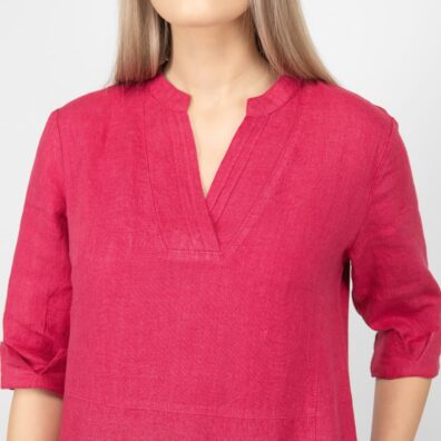 Lininė raudona suknelė su V formos iškirpte dekoruota klostelėmis