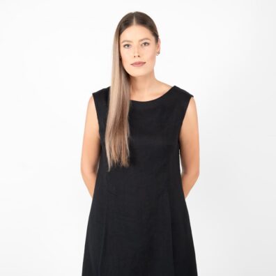 Lininė juoda suknelė su laivelio formos iškirpte priekyje