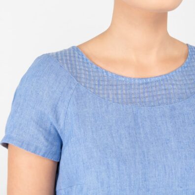 Lininė mėlyna suknelė su retesnio audinio detalėmis aplink iškirptę