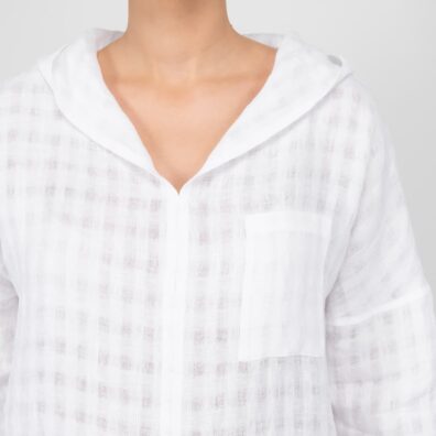 Lininė balta palaidinė tankaus ir retesnio pynimo langeliais