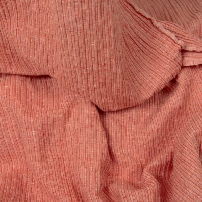 Lino-medvilnės audinys dryžuotas, išaustas iš liepsnos raudonumo ir pieno baltumo verpalų, skalbtas specialia technologija