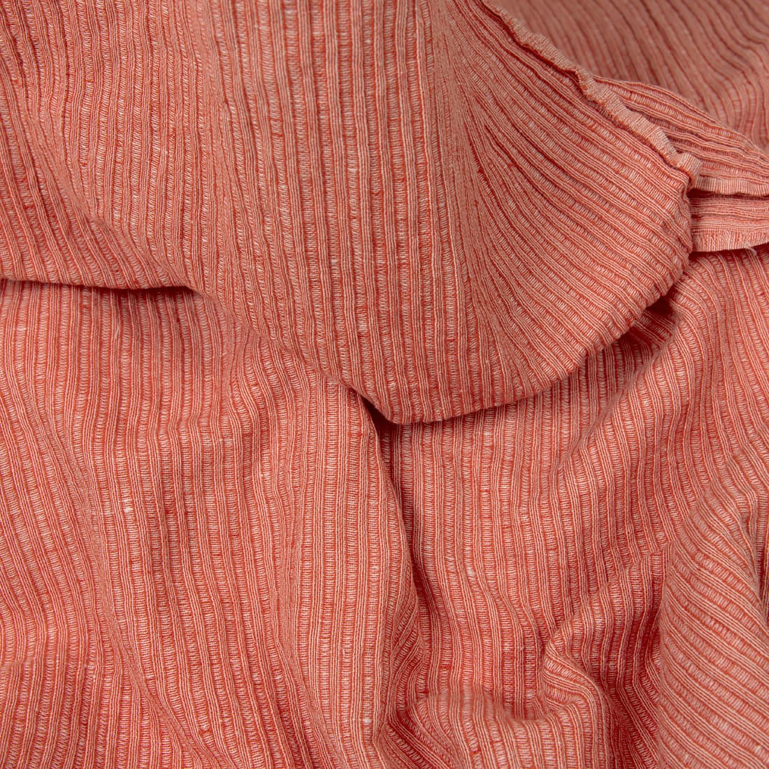 Lino-medvilnės audinys dryžuotas, išaustas iš liepsnos raudonumo ir pieno baltumo verpalų, skalbtas specialia technologija