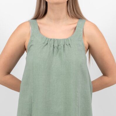 Lininė žalsva suknelė su dailiu paraukimu ties iškirpte priekyje