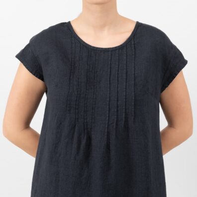 Lininė tamsiai mėlyna suknelė su dailiomis klostelėmis priekyje