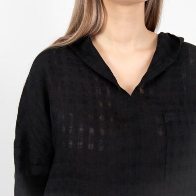 Lininė juoda palaidinė tankaus ir retesnio pynimo langeliais