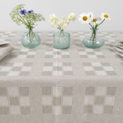 Pilkšva lino - medvilnės staltiesė tradiciniu langelių ir ruoželio raštu