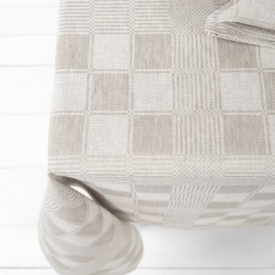 Puslininė pilkšva staltiesė tradiciniu langelių ir ruoželio raštu