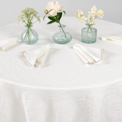 Lininė apvali balta staltiesė su tankia dekoratyvine siūle ir derančios servetėlės
