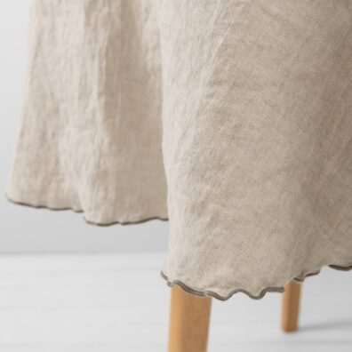 Lininė apvali natūralios spalvos staltiesė su tankia dekoratyvine siūle aplink