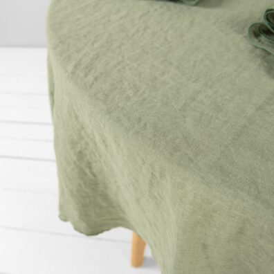 Lininė apvali sendintos žalios spalvos staltiesė pasiūta iš minkšto švelnaus skalbto audinio