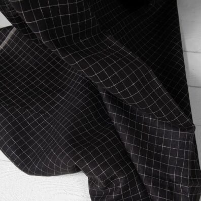 Lininis audinys juodas baltais langučiais tinka drabužiams ir namų tekstilei siūti