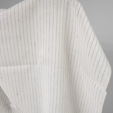 Lininis audinys pieno baltumo juodais dryžiukais tinka drabužiams ir namų tekstilei siūti