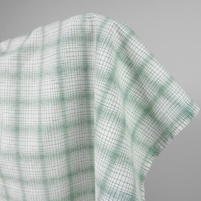 Lino - medvilnės audinys pieno baltumo su smaragdo žalumo langeliais