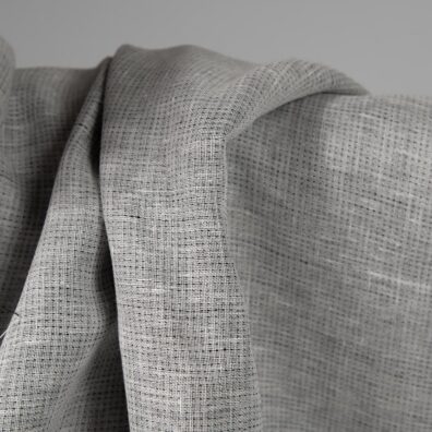 Lininis dvipusis dvisluoksnis juodai baltas audinys yra tvirtas, tankus, vidutinio storio