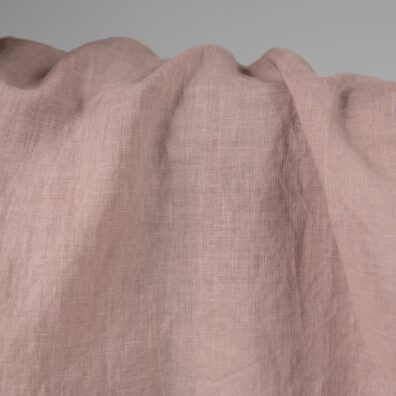 Lininis audinys šviesiai rožinis su lengvu violetiniu atspalviu, skalbtas specialia technologija