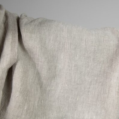 Lininis audinys šviesiai pilkos spalvos skalbtas tinka drabužiams ir namų tekstilei siūti