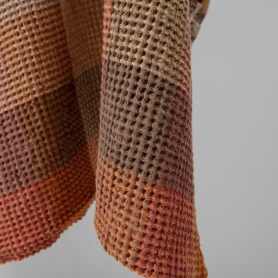 Puslininis audinys rudas languotas „vaflinis“ skalbtas, tinka rankšluosčiams ir chalatams siūti