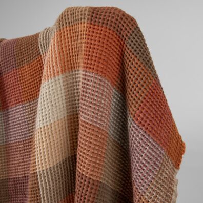 Lino - medvilnės audinys languotas „vaflinis“, kuriame suausti granato raudonumo, rudai oranžinai ir kelių atspalvių rudi verpalai