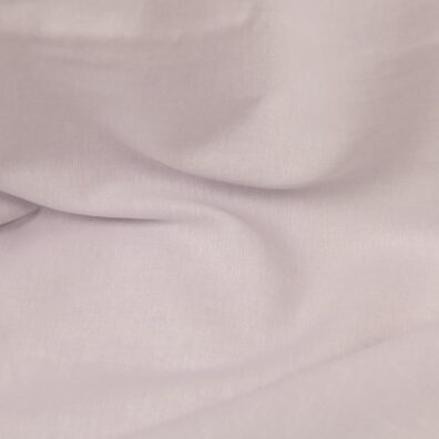 Platus lino - medvilnės audinys, kuriame suausti balti ir šviesios alyvinės spalvos verpalai, melanžas