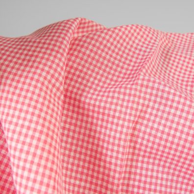 Puslininis audinys ryškiai rožiniais ir ryškiai baltais langeliais