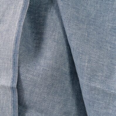 Lininis audinys „eglutės“ raštu išaustas iš baltų ir džinso mėlynumo verpalų