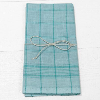 Lininis virtuvės rankšluostis melsvas žaliai languotas, perrištas dailia virvele