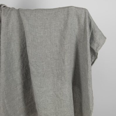 Tamsiai pilkai raštuotas lino audinys skalbtas