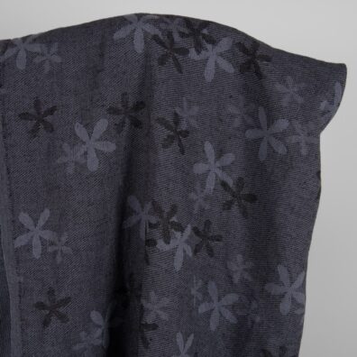 Lino - medvilnės audinys su gėlėmis išaustas iš tamsių mėlynai pilkų ir juodų verpalų, skalbtas specialia technologija