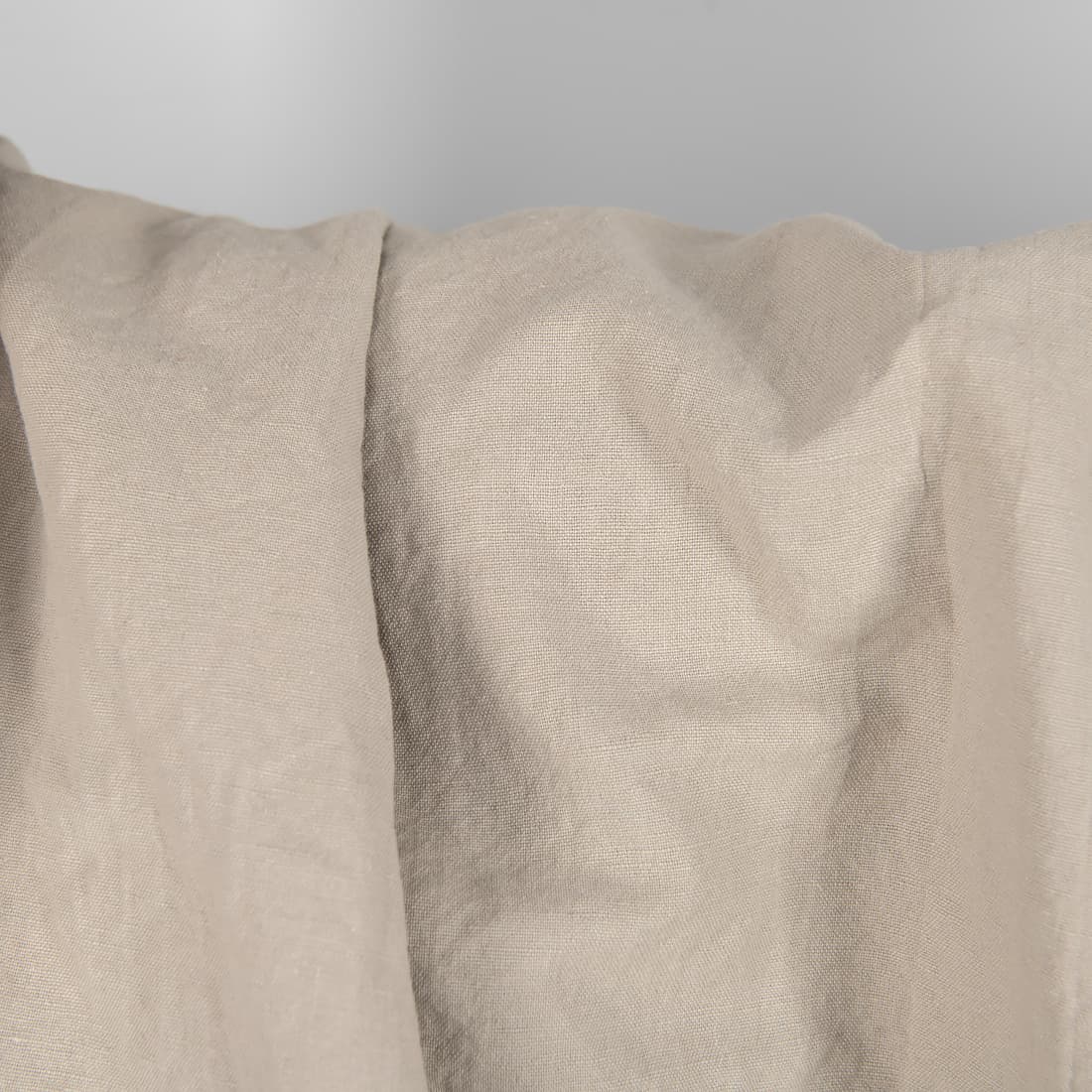 Puslininis audinys rusvai pilkšvas skalbtas tinka drabužiams ir namų tekstilės gaminiams siūti.