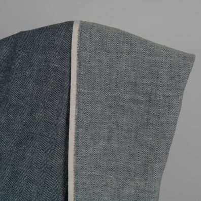 Lino-vilnos audinys juodai baltas dvipusis „eglutės“ raštu skalbtas