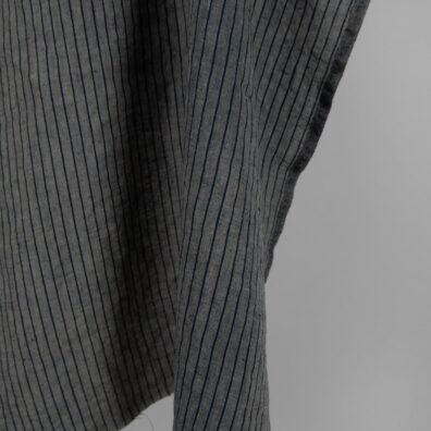 Lininis audinys mėlynai juodais dryžiais skalbtas tinka drabužiams ir namų tekstilės gaminiams siūti