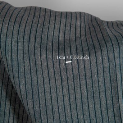 Lininis audinys melanžinis su vertikaliais mėlynai juodais dryžiais