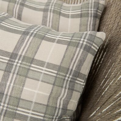 Lino-medvilnės pagalvės užvalkalas smėlio spalvos, pilkais ir žalsvai pilkais langeliais ruoželio raštu