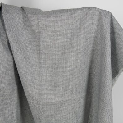 Tamsiai pilkai raštuotas lino audinys