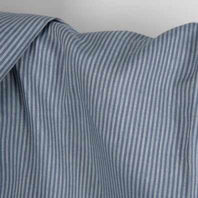 Lininis audinys su mėlynais dryžiukais tinka drabužiams ir namų tekstilės gaminiams siūti