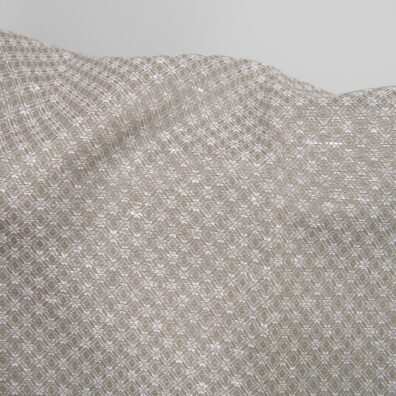 Puslininis audinys pilkas rombų raštu tinka drabužiams ir namų tekstilės gaminiams siūti