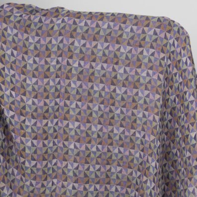 Lininis audinys violetiniais trikampiais skalbtas