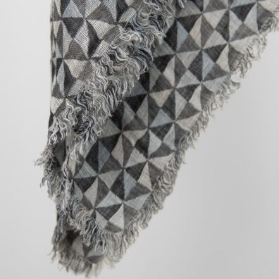 MOLI lininė pilka skara su 2cm ilgio kutais visose kraštinėse