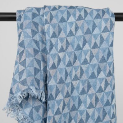 MOLI lininė mėlyna skara iš dvisluoksnio žakardinio audinio geometriniu raštu