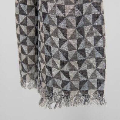 MOLI lininis pilkas šalikas su 2,5cm ilgio kutais trumposiose kraštinėse