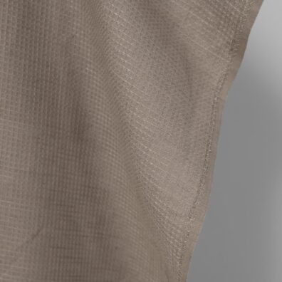 Puslininis audinys tamsiai smėlinis „vaflinis“ yra tvirtas, tankus, vidutinio storio