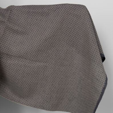 Puslininis audinys pilkai-mėlynu rombų raštu