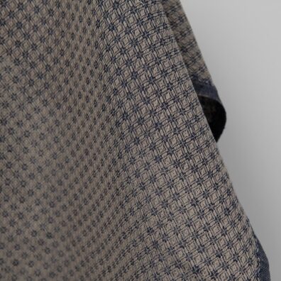 Lino - medvilnės audinys pilkai-mėlynu rombų raštu drabužiams ir namų tekstilės gaminiams siūti